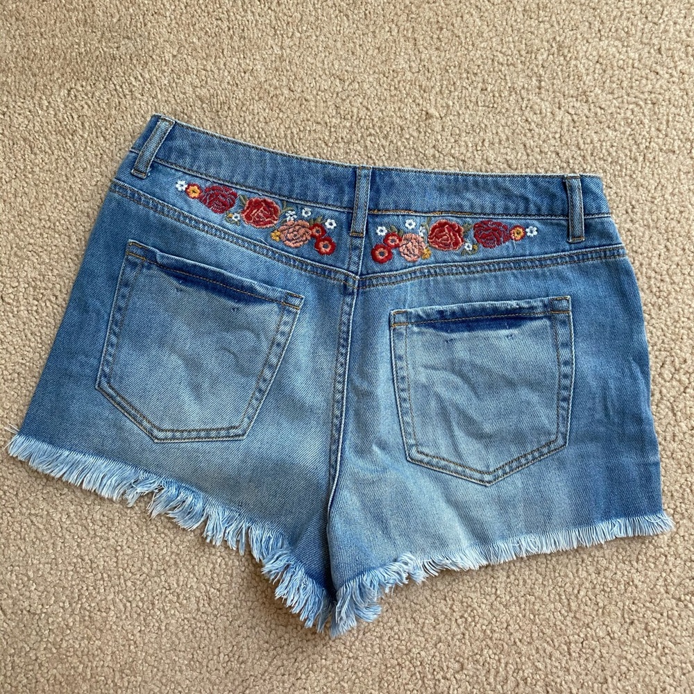 Embroidery shorts - Picture 3 of 3